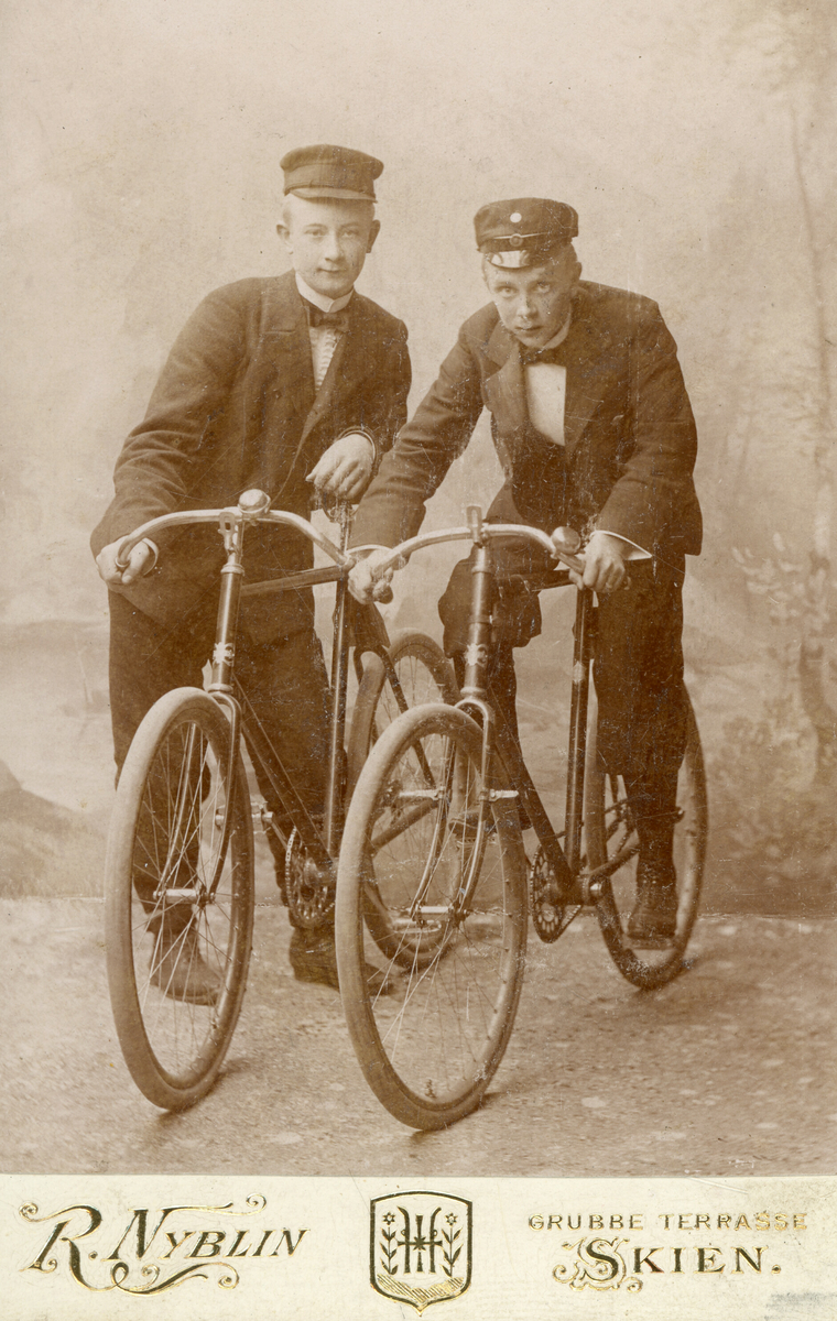 To syklistar i fotoatelier