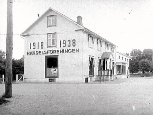 Handelsföreningen i Rolfstorp firar 20-års jubileum. år 1938. På affärsbyggnadens gavel deklareras: "1918-1939 Handelsföreningen"