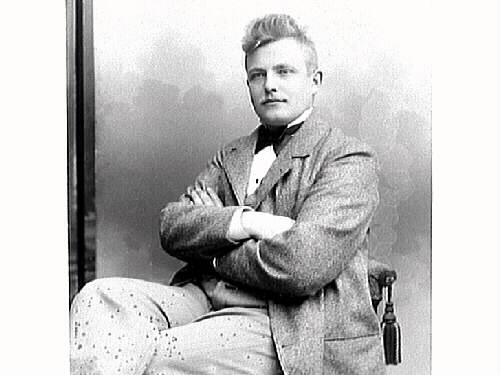 Sittande porträtt av Mathildas adept Elof Ernwald. Han började som lärling hos Mathilda 1894 och tog formellt över firman 1922. Bild 1 är ett utsnitt ur Bild 2.