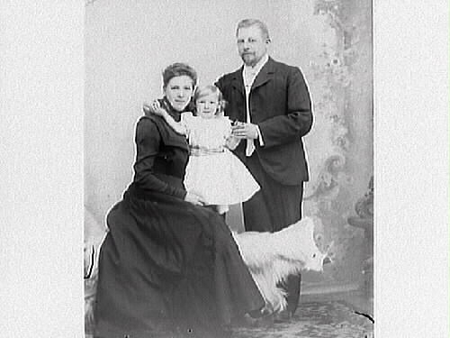 Adolf Alling med frun Nathalia (f Ranch, syster till Mathilda) och första dottern Ingrid f 1899.