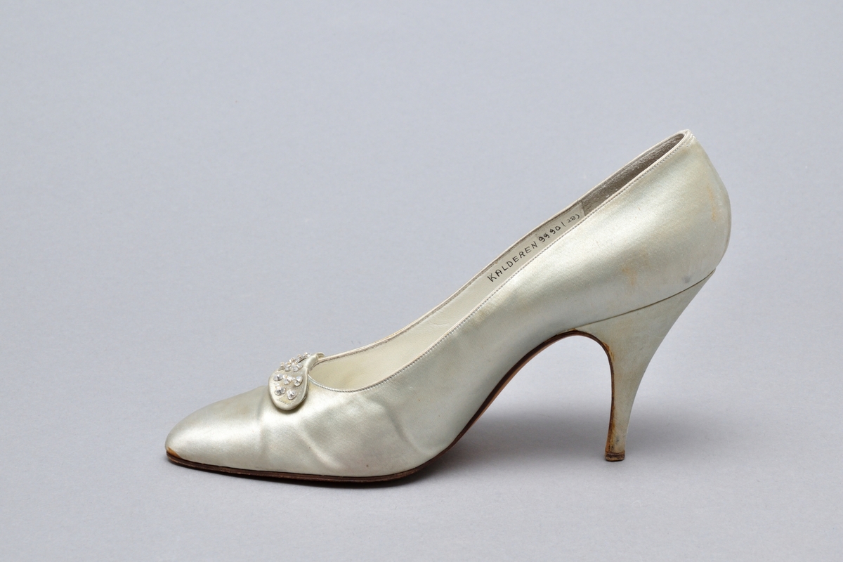 Women's shoes in gray-white silk satin with high heels.
