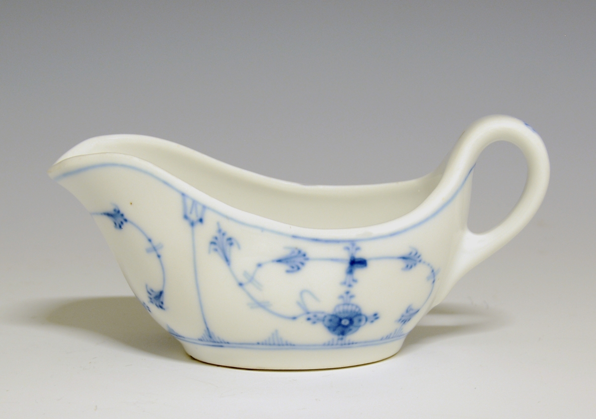 Sausenebb av porselen. Oval form, med hank. Dekoret med stråmønster i blått.
Modell: 445.2 finnes i priskuranten for 1900.