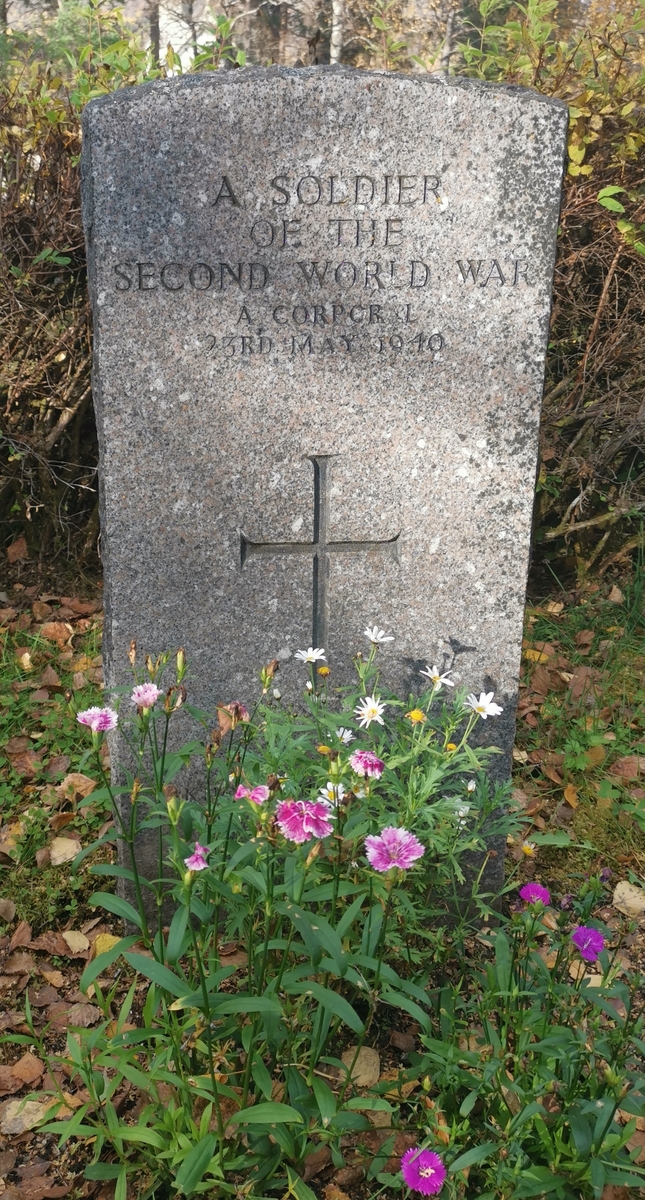 "A Soldier of the 1939–1945 War" (d. 1940), britisk krigsgrav på Saltdal kirkegård.