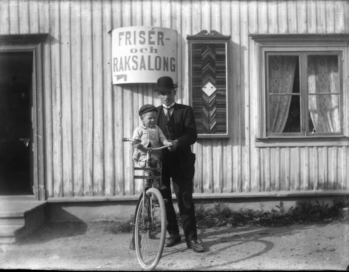 Far o son på cykel utanför friser och raksalong.

Bilder från Linköping tidigt 1900-tal. 

Arvid Augustin Eriksson fotograferade i Linköping under åren 1910-1950, han föddes i Linköping 1887-08-27. Arvid arbetade som frisör och drev sin egen frisersalong på Storgatan 13-15. 

Fritiden ägnade han åt segling och foto och han spelade även dragspel. Med dragspelet underhöll han ibland på fester, vintertid spelade han vid Linköpings skridskobana. 
