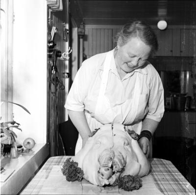 Karen Halstenshoff forbereder et grisehode, Heradsbygda. Foto: Dagfinn Grønoset. Foto/Photo