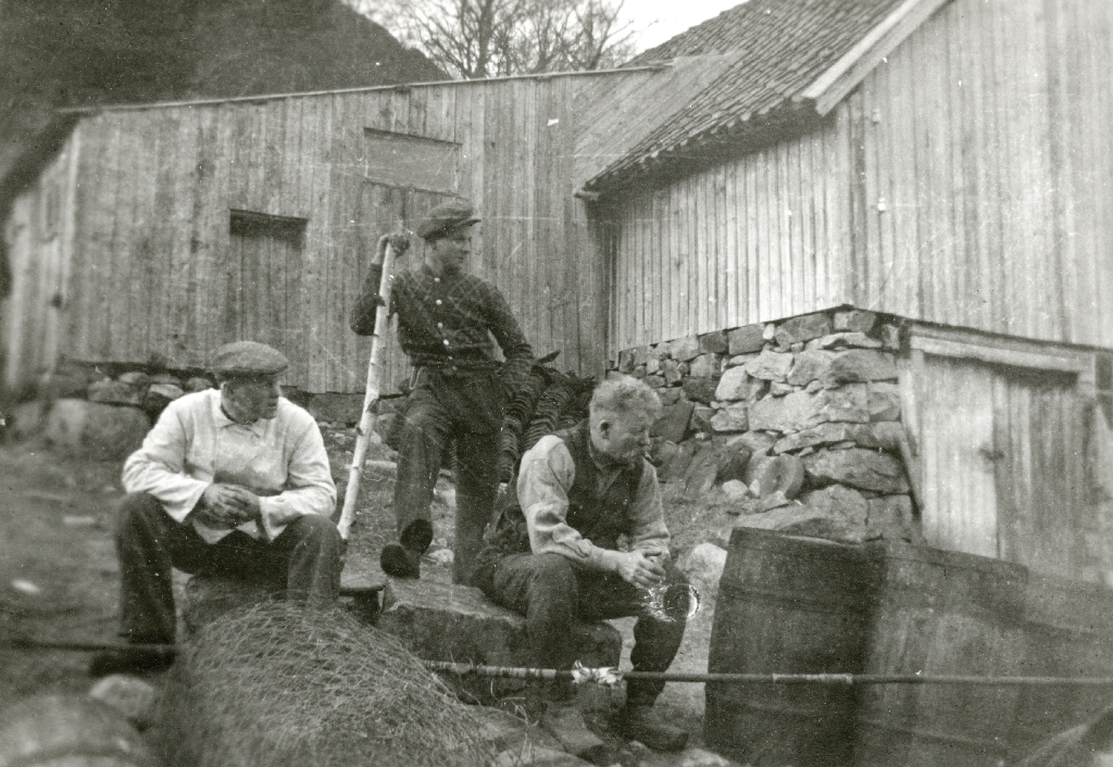 Tre menn attmed smalhuset med tilbygget på Ytre Lima. Frå venstre er Ivar Skjærpe, Ole Johan og Sevrin I. Lima.