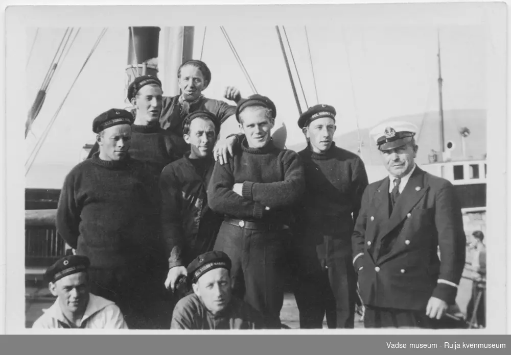 Gruppebilde av marinesoldater. Bildet er tatt på et dampskip.  Bildet har tilhørt Lars Rygh fra Hønefoss som var med kanonbåten "Frithjof", på minerydding i Varangerfjorden 1917 - 1918.