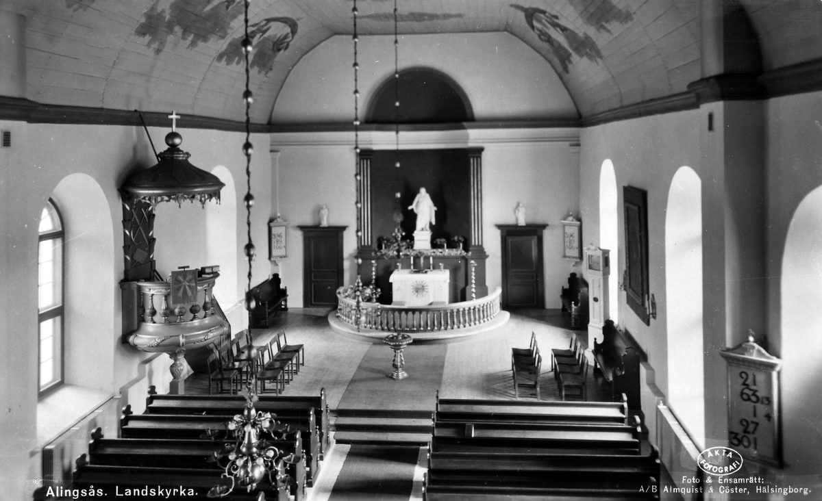 Landskyrkans altare, predikstol, altarring och en Jesusstaty.