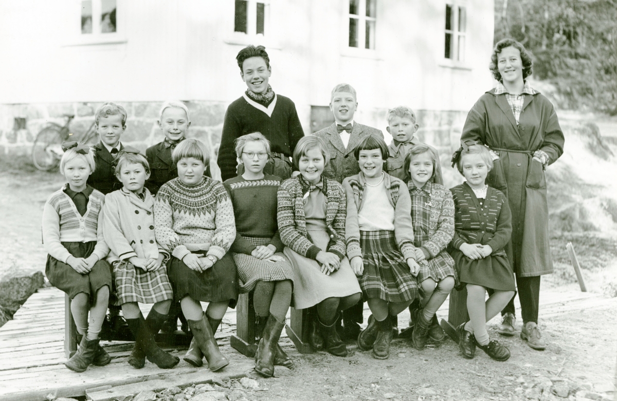 Lindheim skole. I- 7.1956. Lærer Vigdis Pedersen gift Jarandsen.