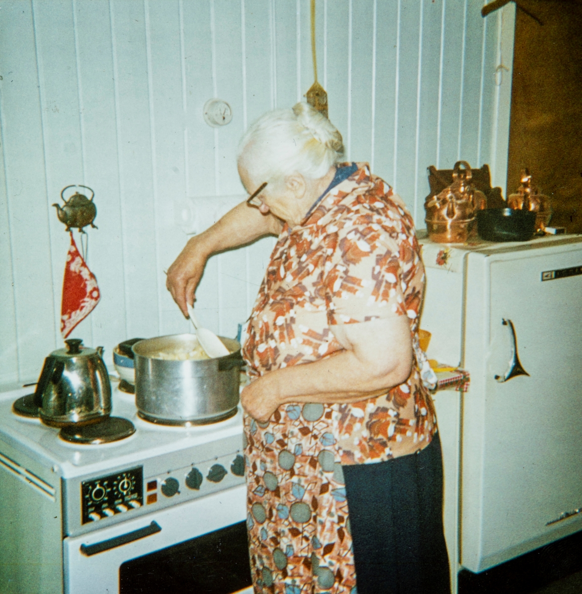 Gunda Løvås rører i grytene på kjøkkenet hjemme i huset på småbruket Løvås i Stange. Matlaging.