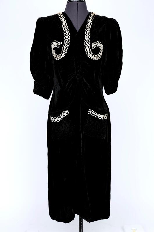 Sort kjole fra 40-tallet. Foto: Emir Curt/Anno Glomdalsmuseet (Foto/Photo)