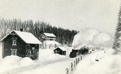 Et av Valdresbanens damplokomotiver nr. 1-4 med tog på Tonså