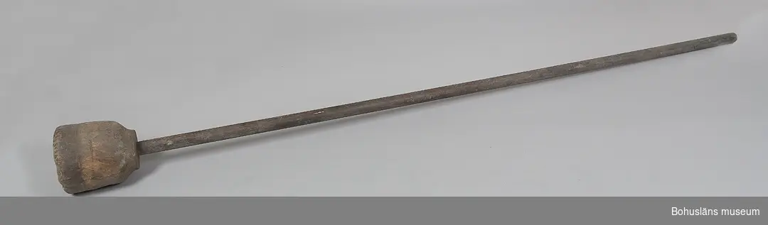 Ansättaren (sättaren/försättaren) med svarvad cylinderformad träkolv, förstärkt med ett järnband och fastsatt på en lång stång. 
Kolven på ovansidan märkt med inskurna siffrorna 1851.
Storleken är anpassad för en 24-pundig kanon.