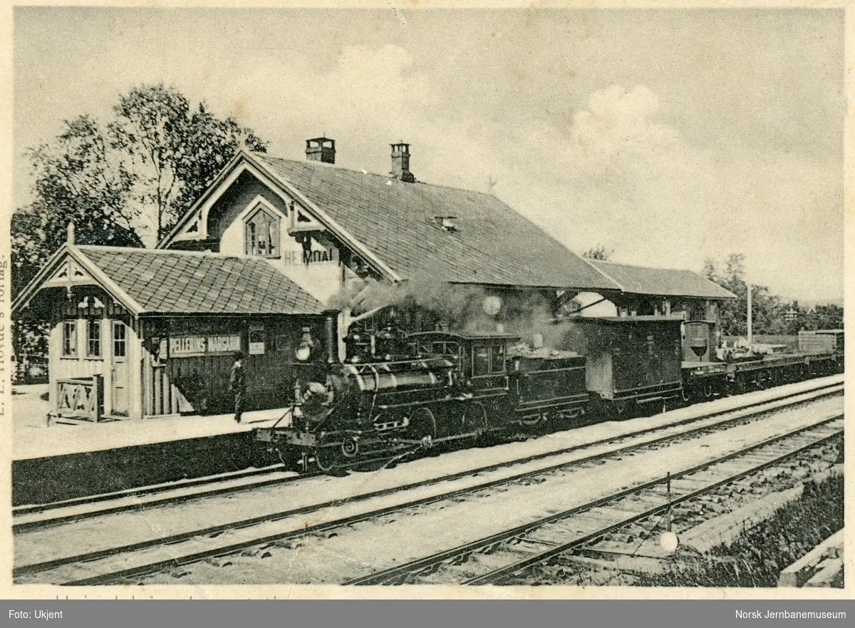 Damplokomotiv type XVI, muligens XVIb nr. 37 eller 38, med godstog på Heimdal stasjon