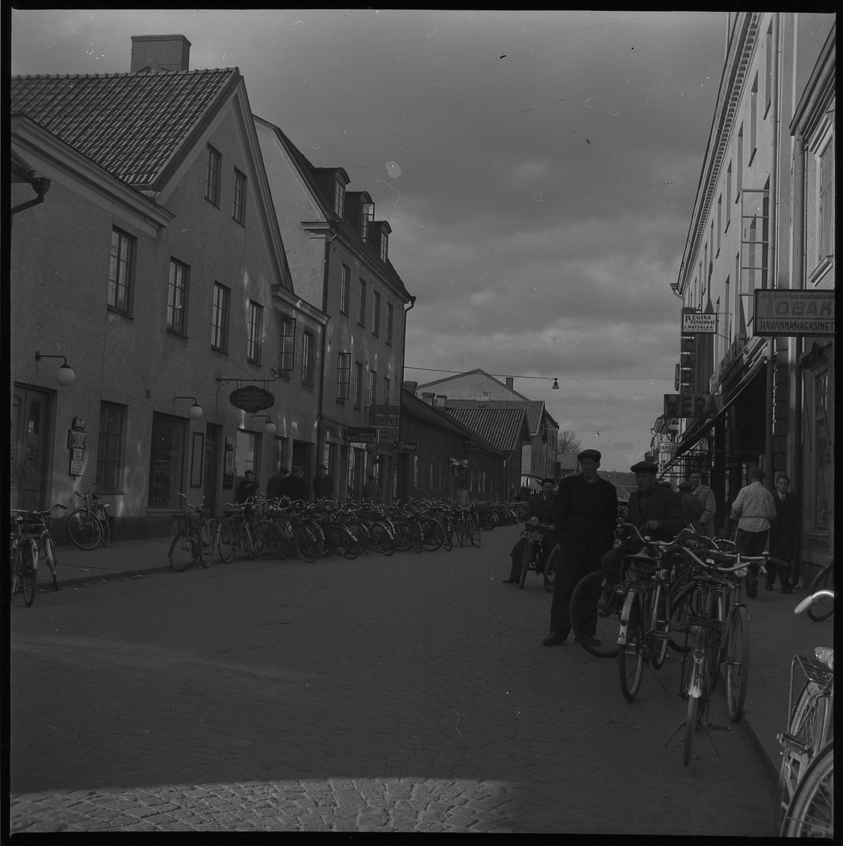 Nygatan, mellan kvarteren Storken och Hjorten. 20 april 1950
