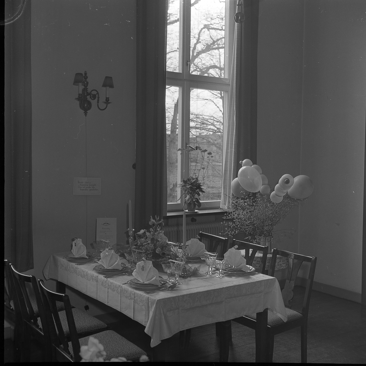 Ett dukat bord, troligen på någon typ av utställning. Maj 1950