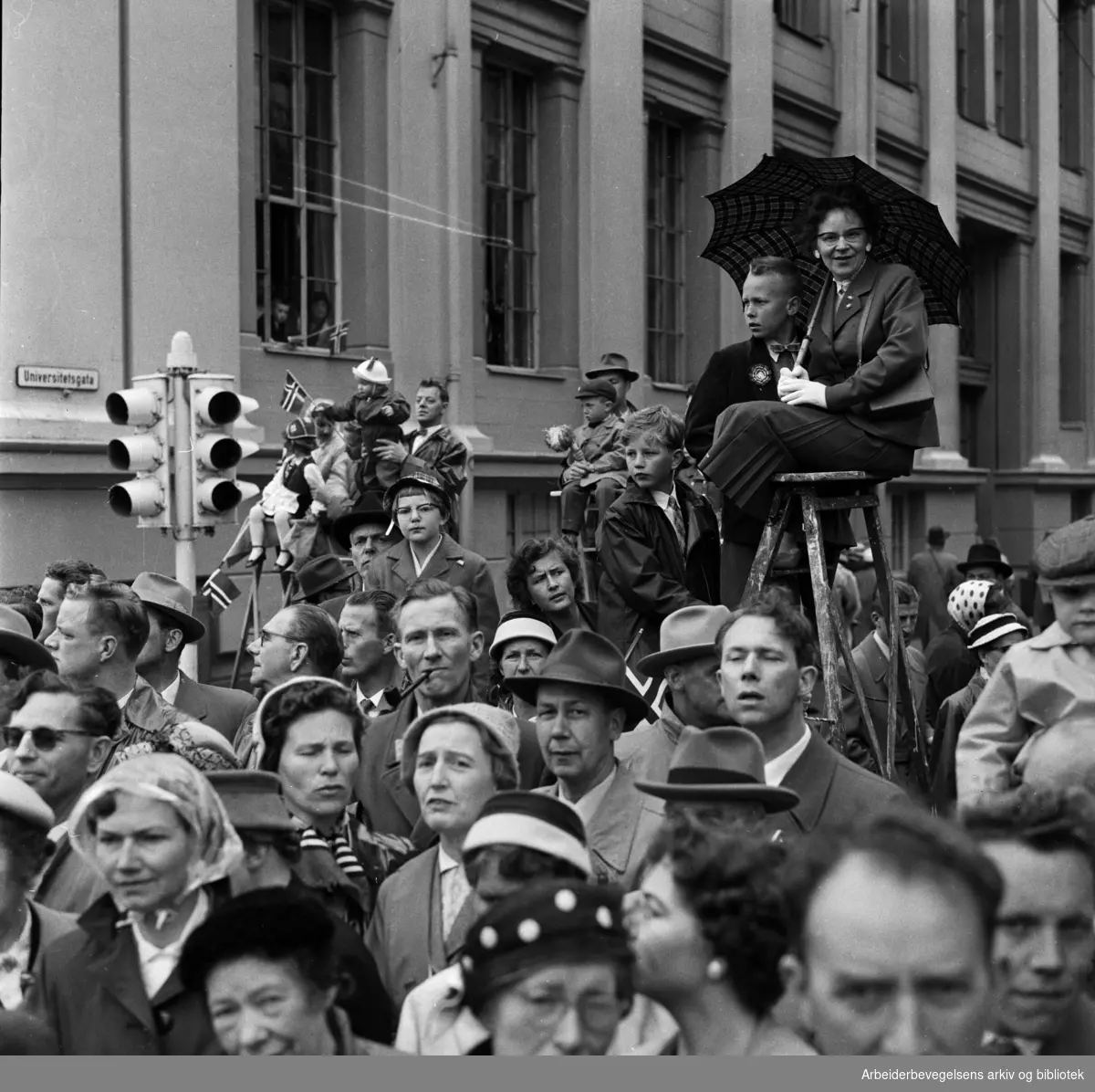Publikum. Tilskuere. Barnetoget. Hjørnet av Karl Johans gate og Universitetsgata. 17. mai 1959.