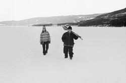 Gunhild Dæhlie og Paul Stensæter, fotografert på den snødekt