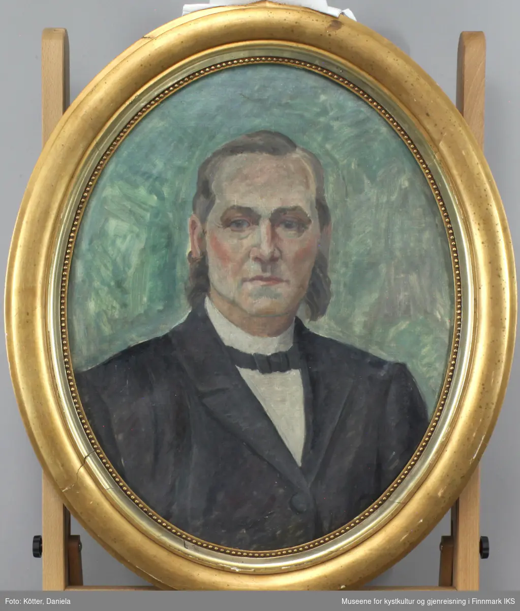 Mannen er portrettert ikledd mørk jakke og hvit skjorte med svart sløyfe. Han har et kinnskjegg, en sjeggfrisyre som var typisk på 1800-tallet. Bakgrunnen er utført i varierende blå-, grå- og grønnfarger.