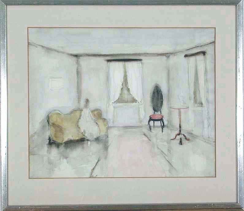 Interiör av ett rum i vita och grå toner; två fönster med vita gardiner syns i fonden. Till vänster en kvinna i vitt som sitter i en ljusbrun soffa; på golvet en ljust rosa matta och till höger en stol med röd dyna och ett runt bord.