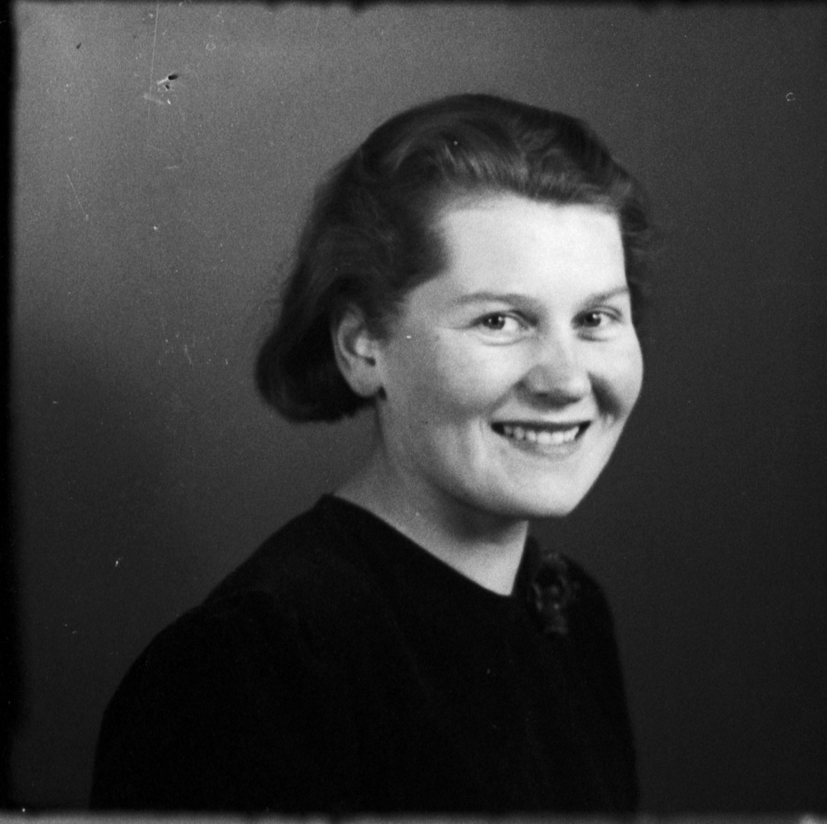 Ateljéporträtt - kvinna, Östhammar, Uppland 1937