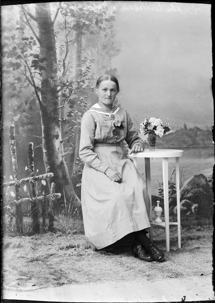 Bertha Eriksson från Malsättra, Harg socken, Uppland 1919