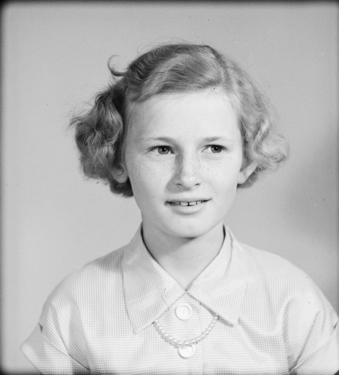 Ateljéporträtt - Ulla Fredman, Fresta, Alunda socken, Uppland 1951