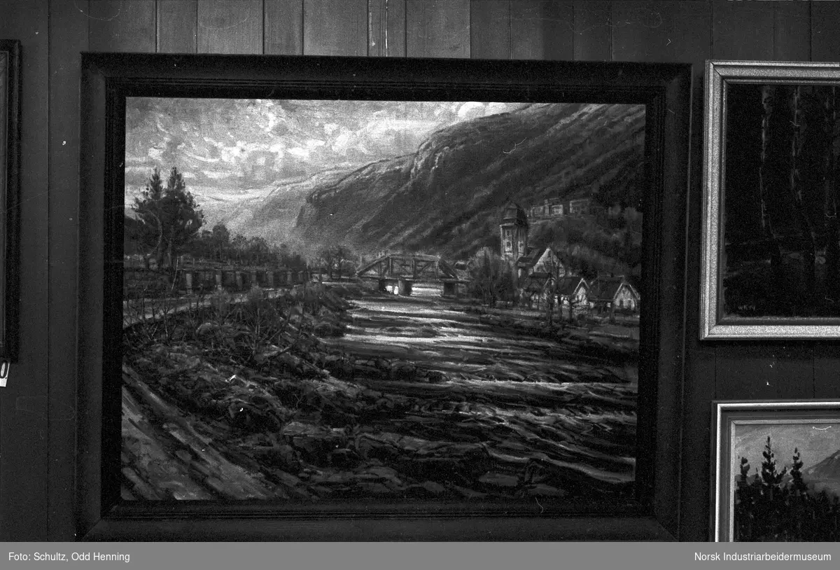 Bilde ved Willy Knutsens minneutstilling, som blant annet viser elven Måna, jernbanebroa ved Mæland og Rjukan kirke.