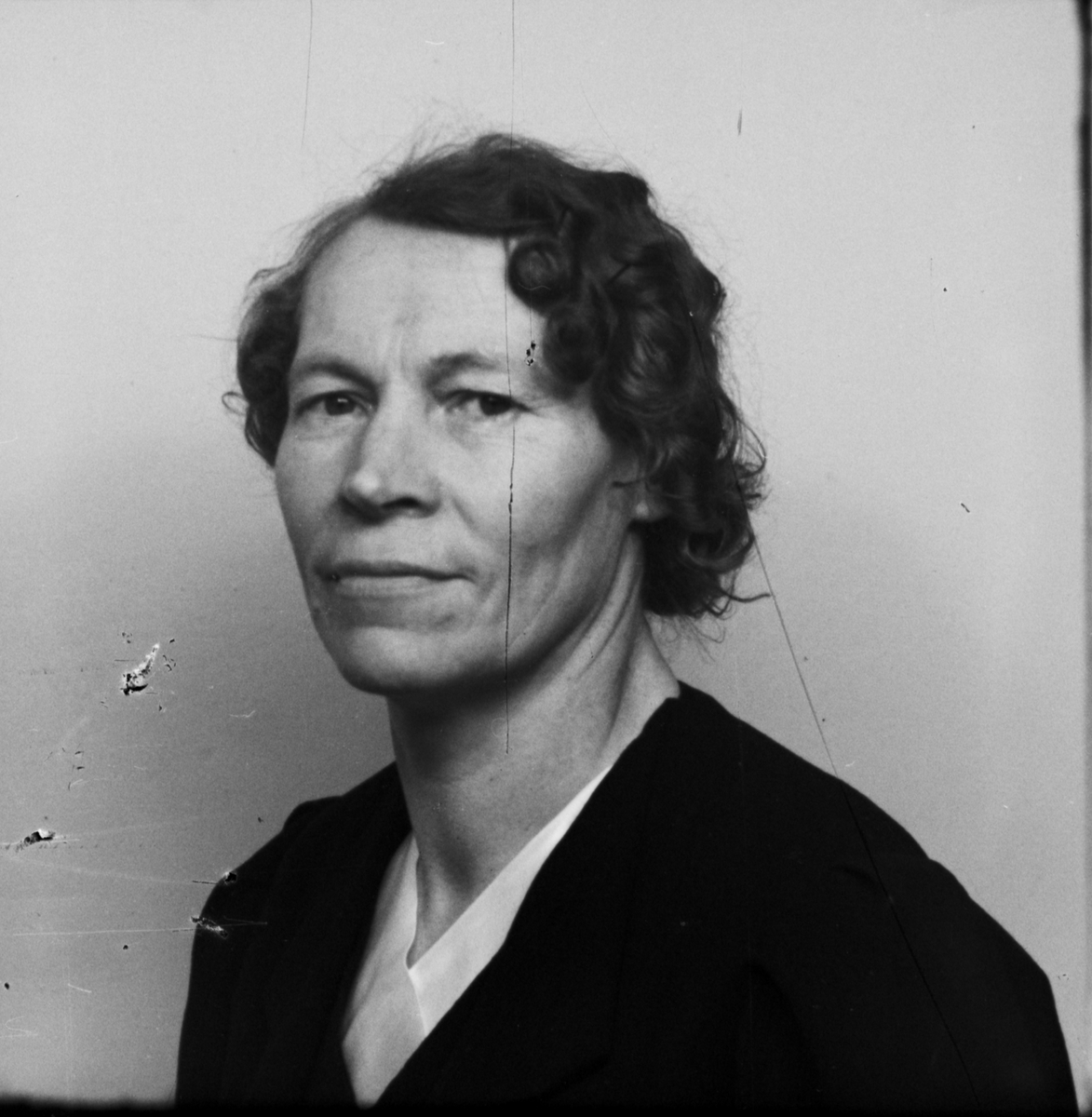 Ateljéporträtt - kvinna, Östhammar, Uppland