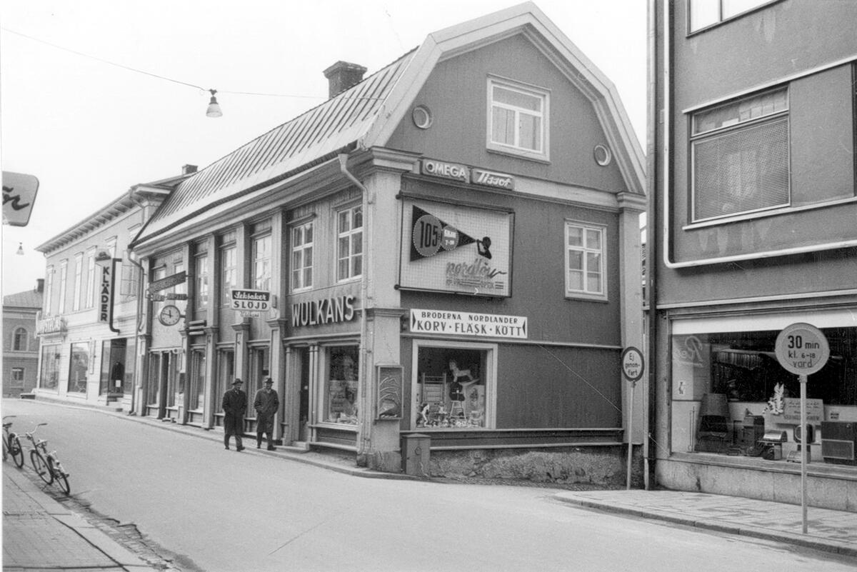 Wulkanska huset på sin ursprungliga plats på Köpmangatan 1 i Härnösand. Fotot är taget i oktober 1961.