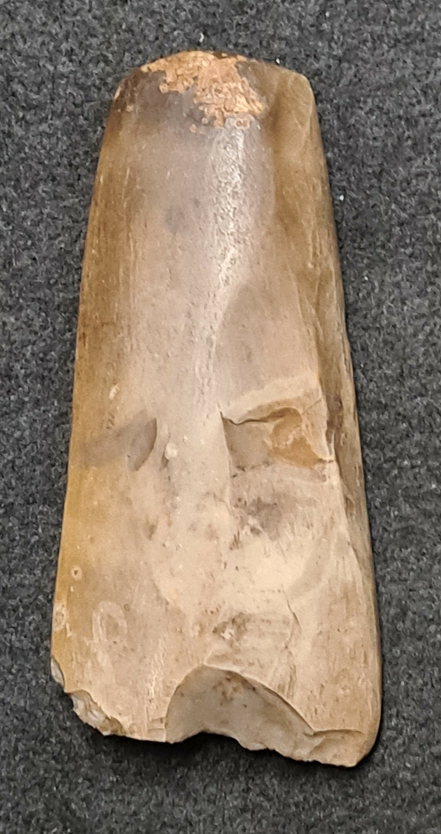 10 717. Funnen vid Brättehaga, Vassända-Naglum socken, Västergötland. Vid nyodling 1914, tillsammans med en skafthålsyxa, förvärv 1915.

Yxa, flinta håleggad, tjocknackig, 1 st. Gråbrun med cortex bevarad vid nacken. Rektangulär genomskärning, slipad med slagmärken. Skadad egg. L. 10,5 cm, br. 4,9 cm. 

Skafthålyxa, 1 st.