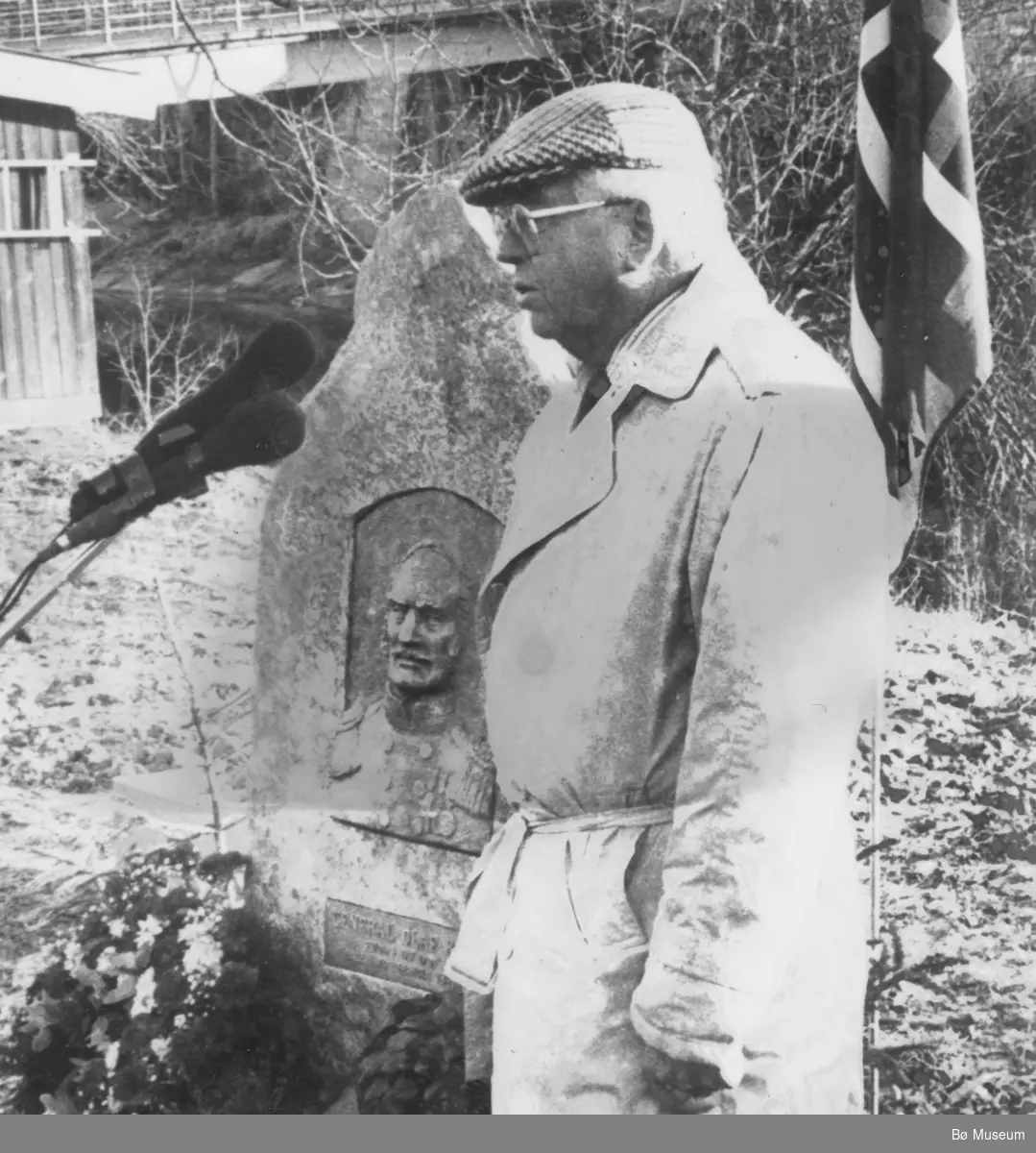 Avdukinga av minnesteinen over Olaf Rye ved Bø museum, Oterholt