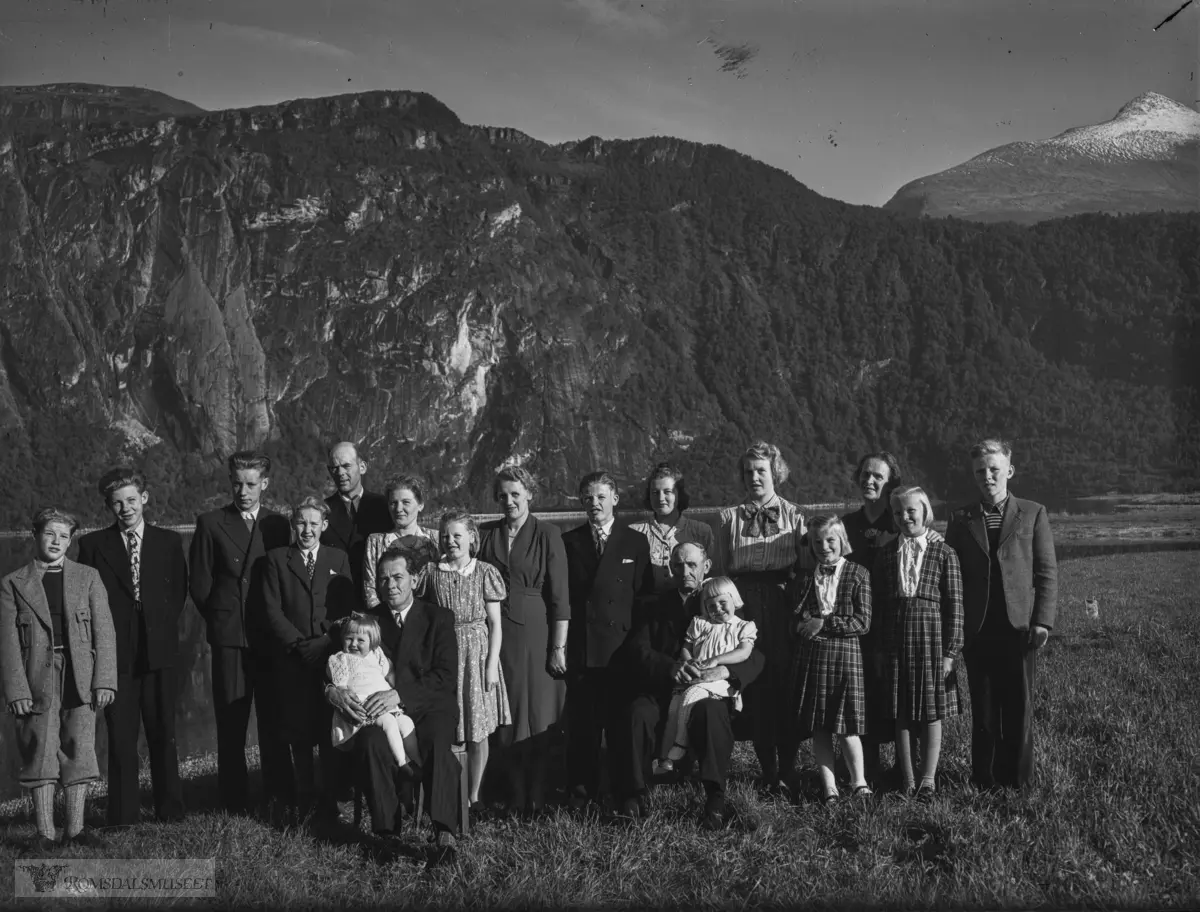 "Farstad"."nr 1".Familien Farstad på Nauste. Odd Farstads konfirmasjon 1951. I bakgrunnen ser vi Håhammaren m.m.