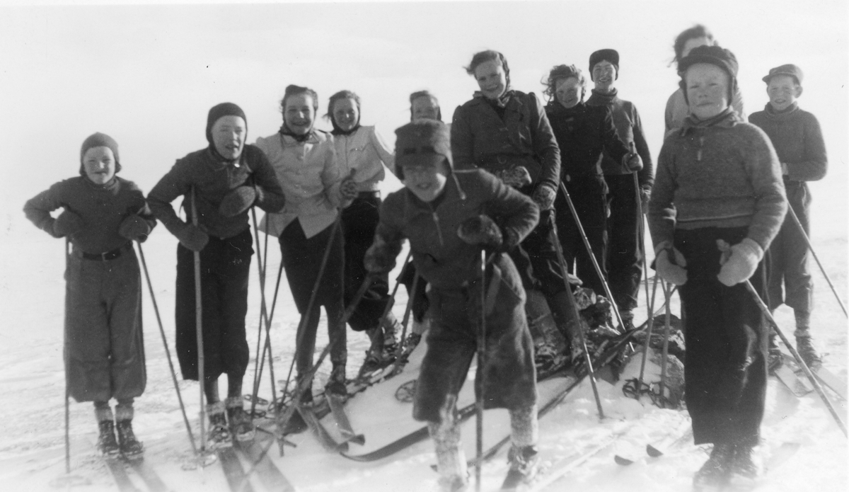 Elever ved Orvos skole på skitur - Rørosmuseet / DigitaltMuseum