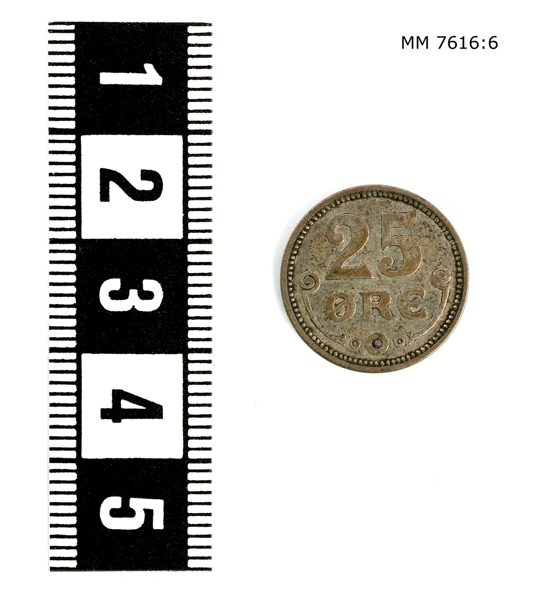 Mynt 25 öre Danmark. Präglad på ena sidan: "25 öre" på andra sidan: motiv av krönt C och X samt "1913".