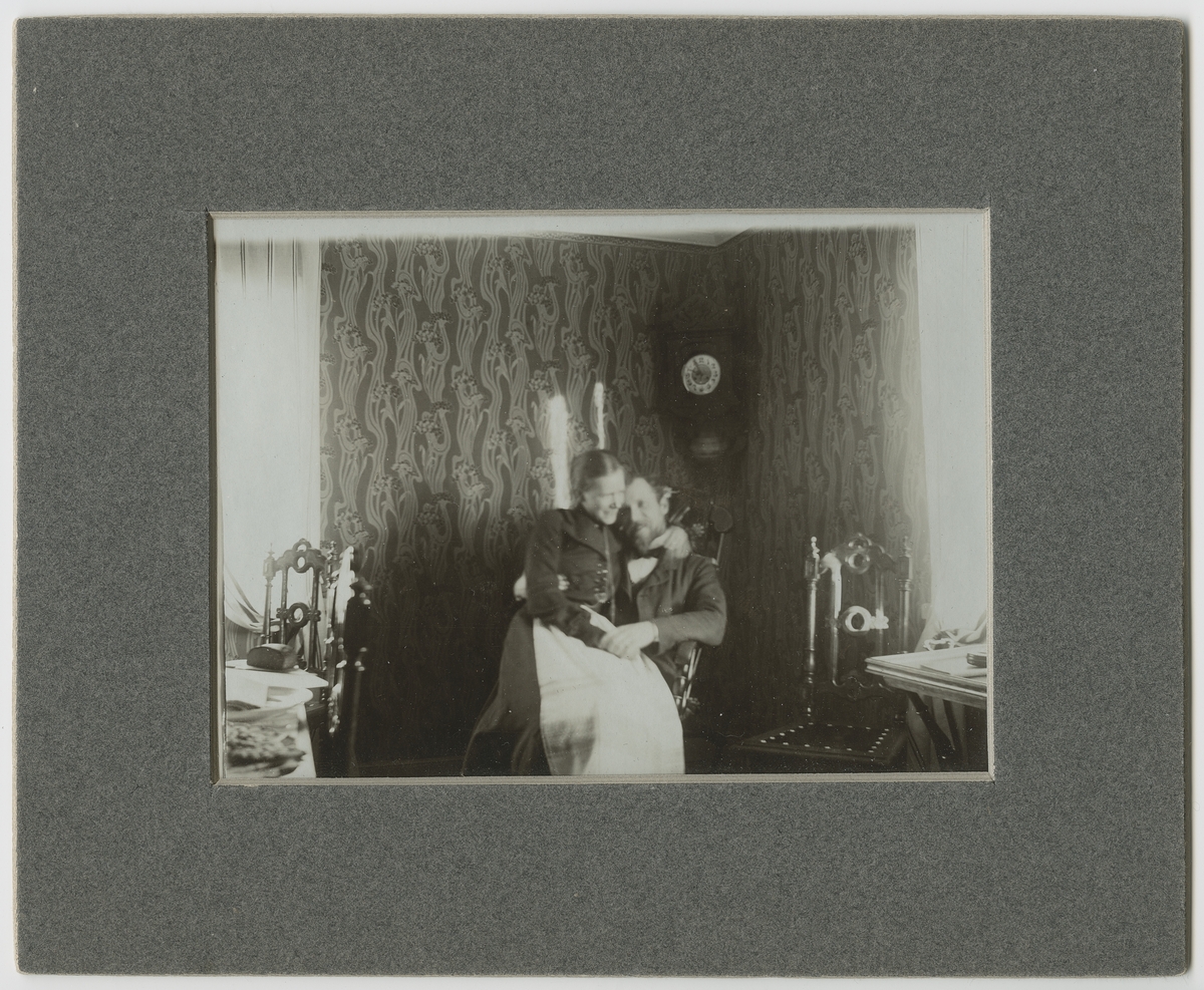 Ulla Enlund sitter i knät på maken Einar, Gimo januari 1905