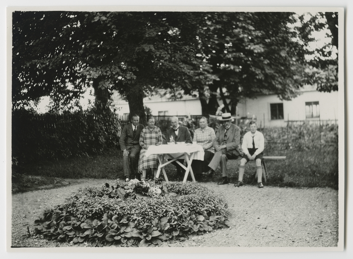 Ulla och Einar Enlund med flera i trädgården, Gimo 1929