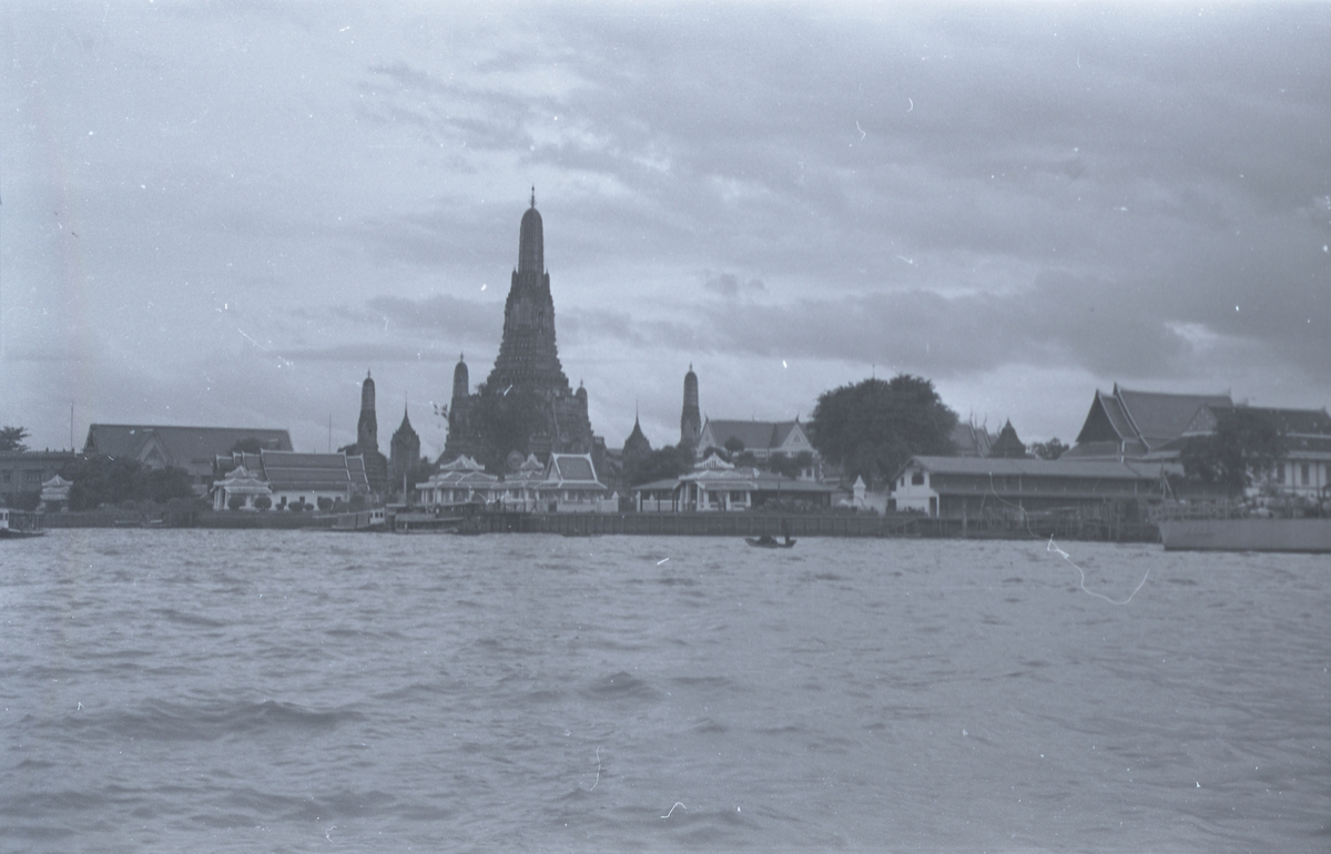 Elven Chao Phrayas vestlige bred i Bangkok, Thailand. I bakgrunden det buddhistiske templet Wat Arunratchawararam Ratchaworamahavihara, på norsk Daggryets tempel.
