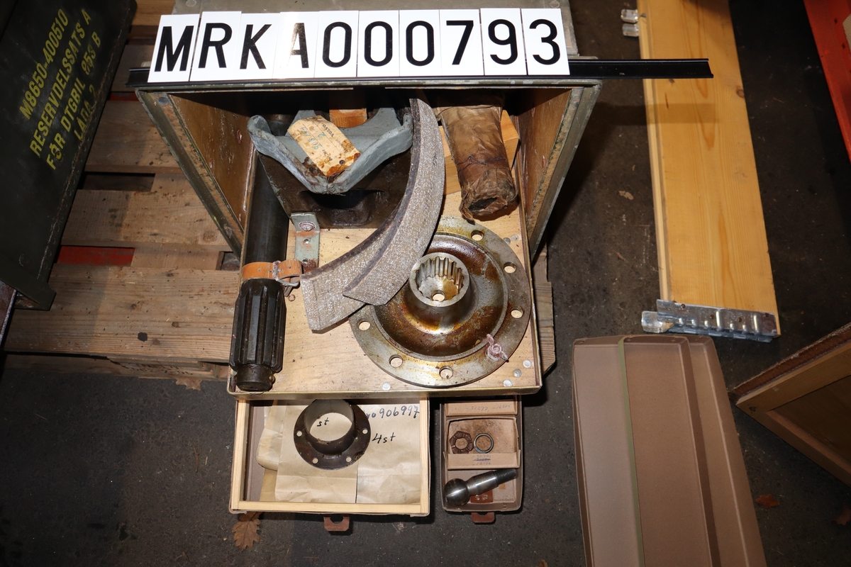 Reservdelssatsen innehåller bromsband, drivaxel och drivknut till dragterrängbil 953B.
Dragterrängbil 953 (MRKA.000008).