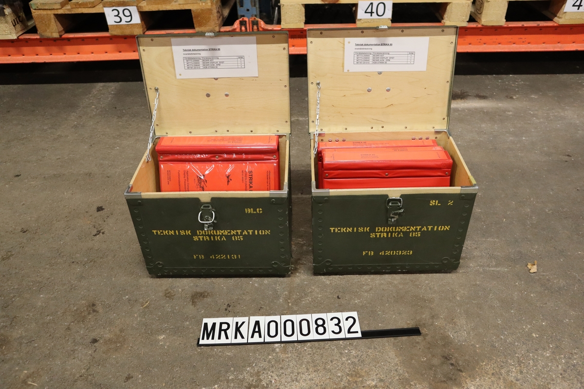 2 lådor med teknisk dokumentation för StriKA 85, varav en låda för batteriledningscentral (BLC) och en låda för stridsledningshydda 2 (SL 2).
