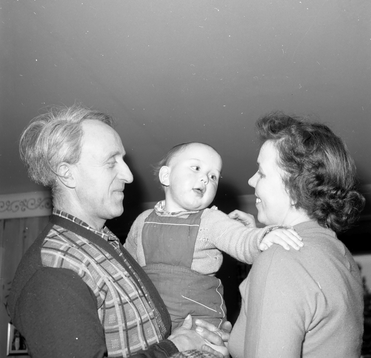 Egil Storbekken med et barn og en kvinne.