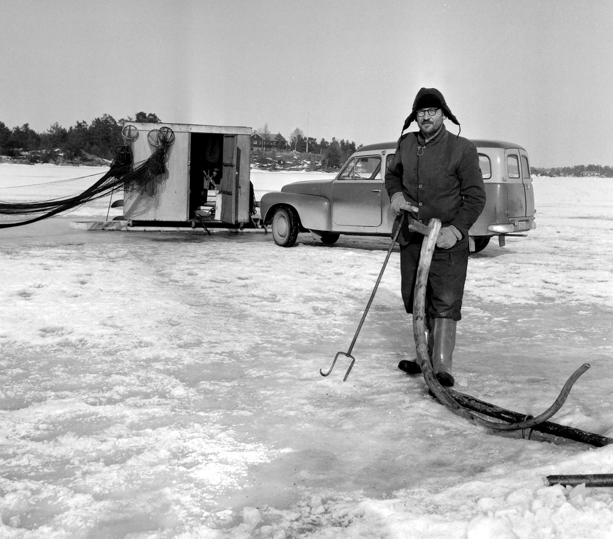 Fiskarna i Arkösund vinterfiskar på isen vid östgötakusten, 1956.
Pressfotografier från 1950-1960-talet. Samtliga bilder är tagna i Östergötland, de flesta i Linköping.
