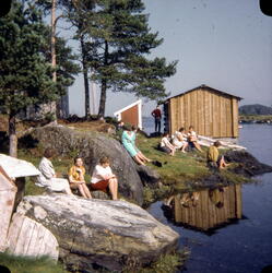 "Hjertøya 1967".Fiskerimuseet, Hjertøya. Gjestar solar seg p