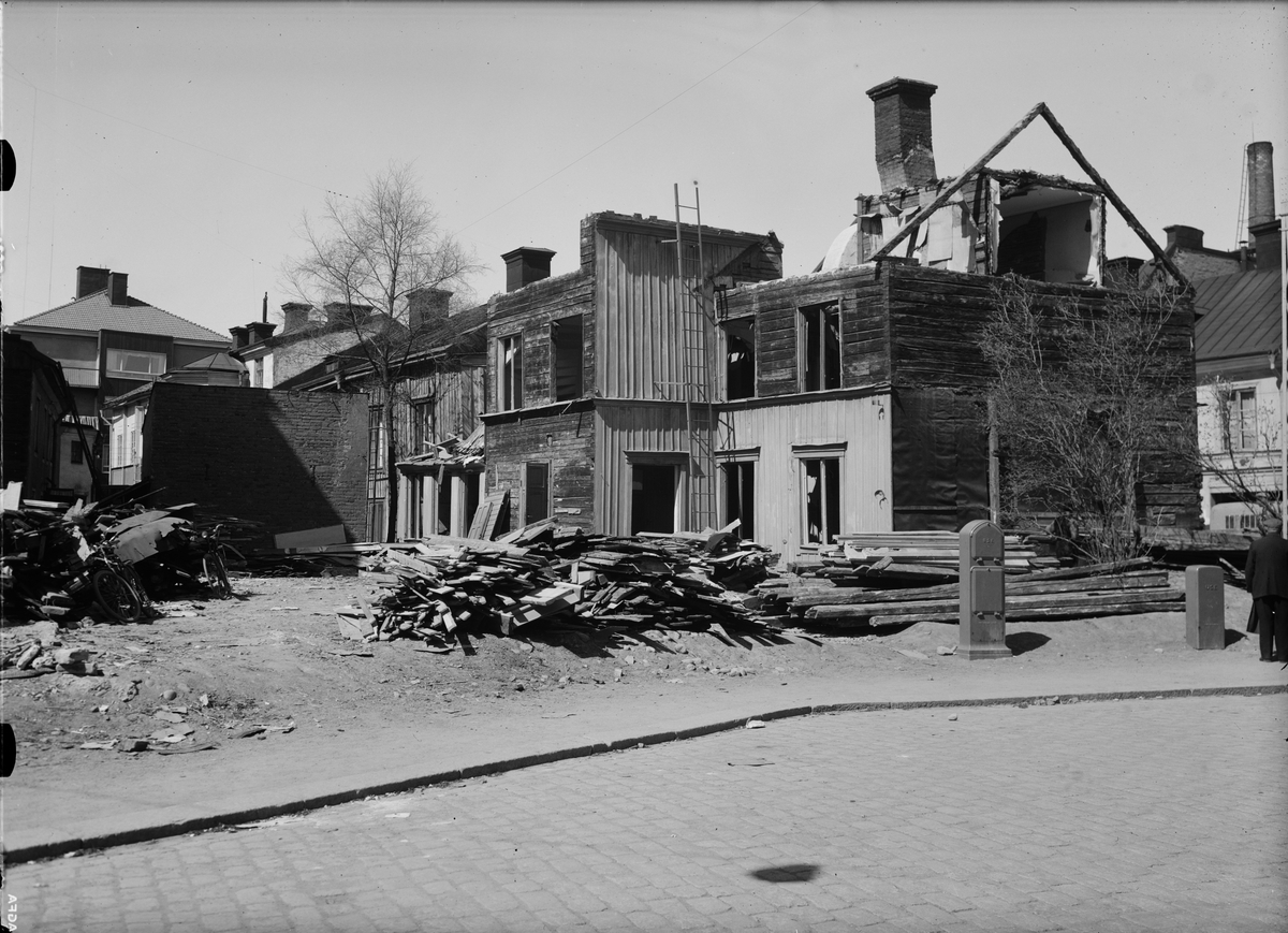 Rivning av byggnad i kvarteret Örnen, Bäverns gränd, Uppsala