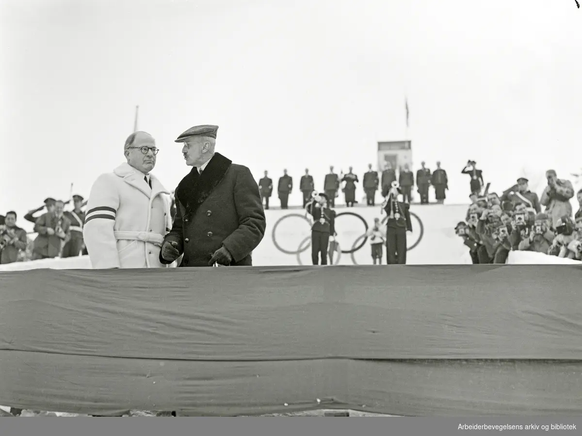 Olympiske vinterleker i Oslo 1952. Kong Haakon 7 samtaler med IOC-president Avery Brundage.