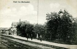 Barkåker stasjon på Vestfoldbanen. Stasjonsmesteren på platt