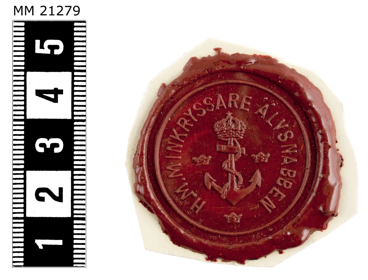 Sigillavtryck av rött lack på papper. I mitten krönt stockankare omgivet av tre kronor. Längs kanten text: "H.M. Minkryssare Älvsnabben".