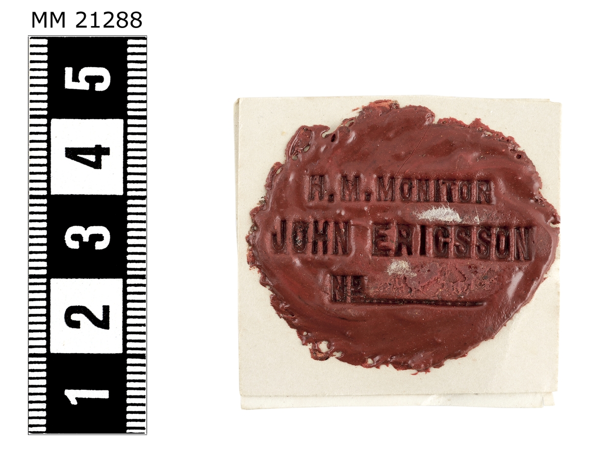 Sigillavtryck av rött lack på papper. Text i mitten: "HM Monitor John Ericsson No".