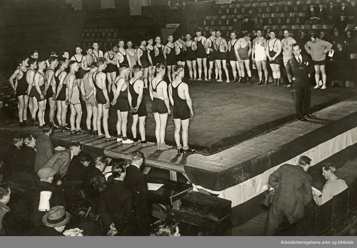 Rolf Hofmo åpner Arbeidermesterskapet i bryting 1928. Sportshallen på Kampen i Oslo.