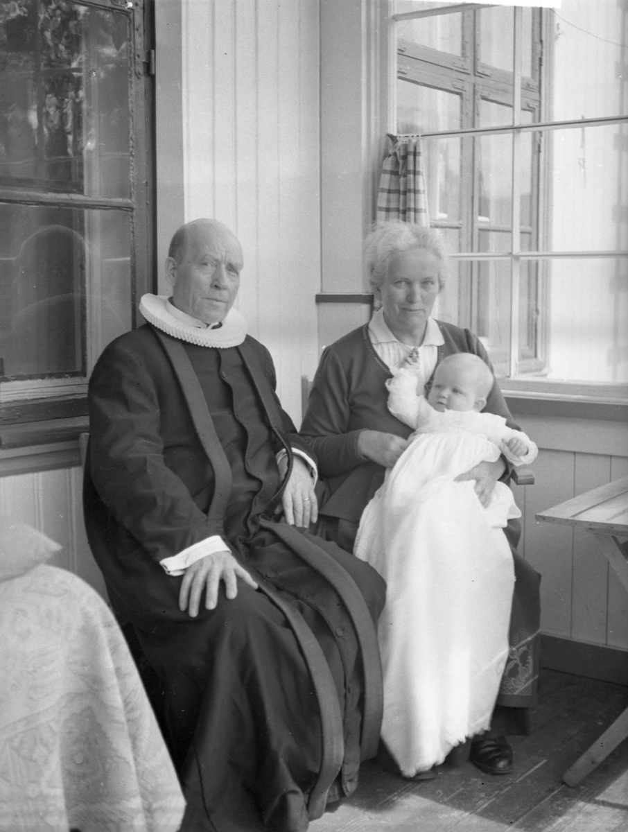 Prest, kvinne og et dåpsbarn